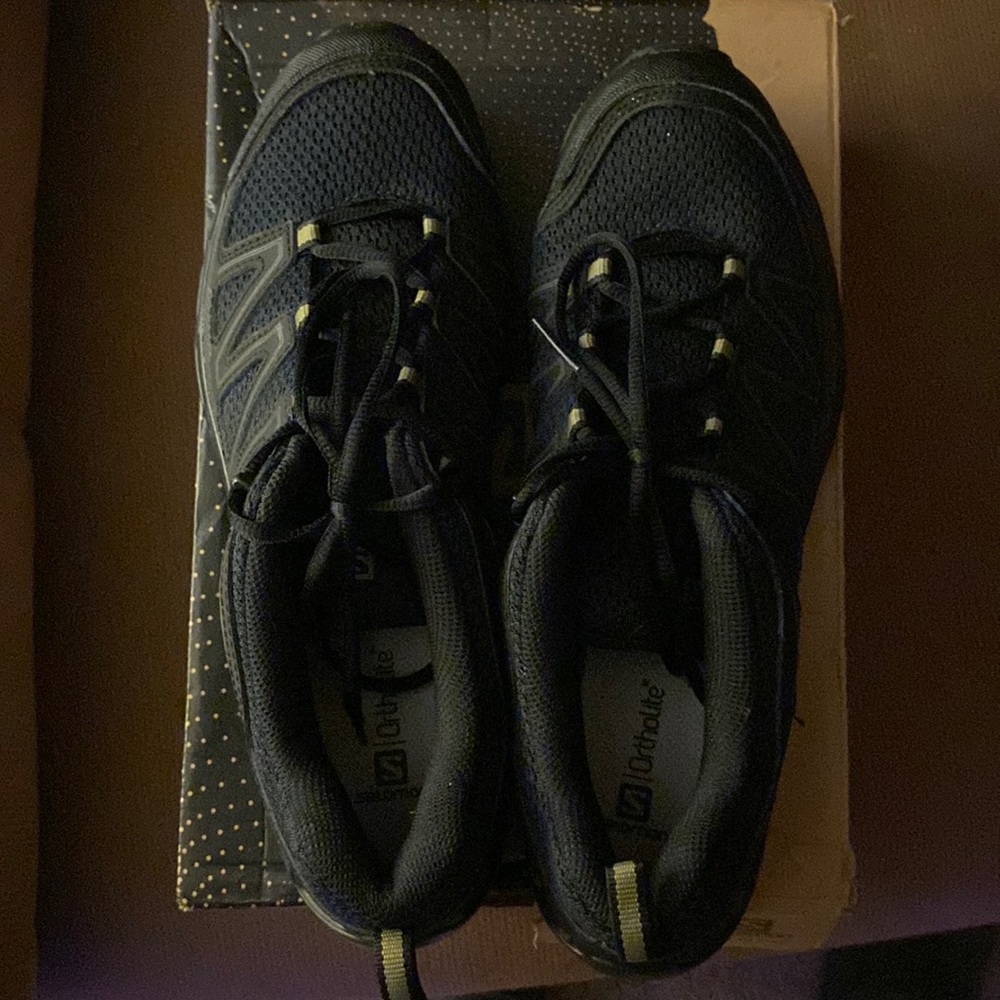 Salomon Pathfinders size 10. Black with grey/green
